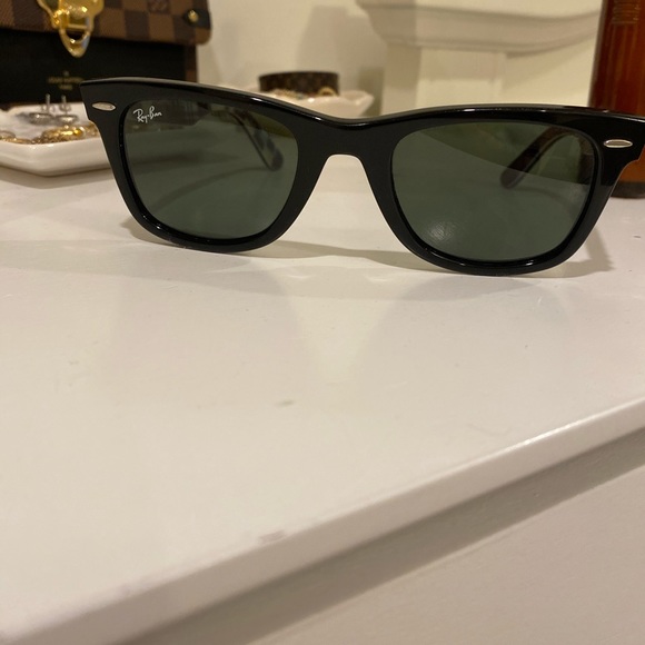 Ray-Ban Wayfarer Sunglasses - Picture 4 of 7